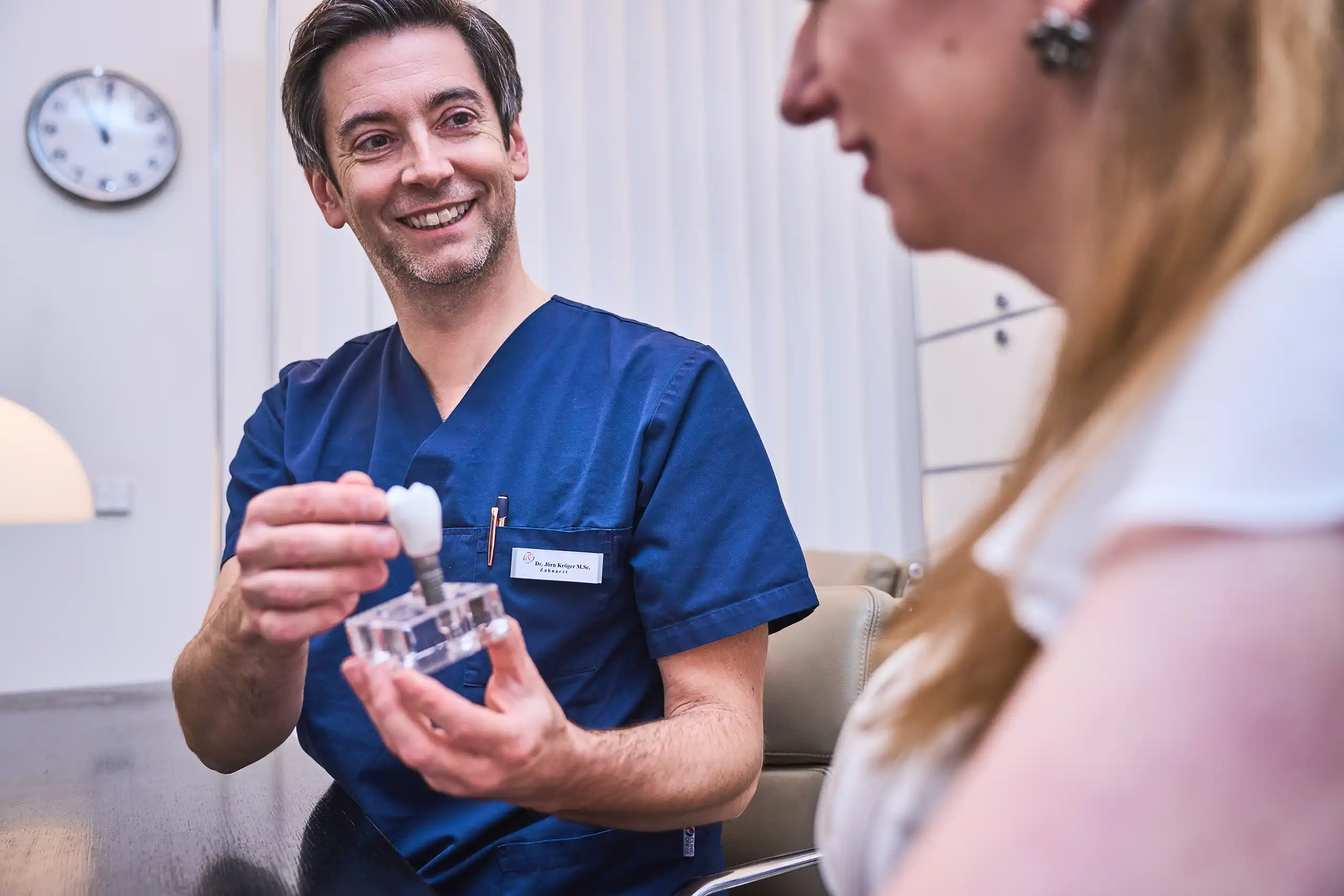 Dr. Kröger erklärt Patientin Zahnimplantate