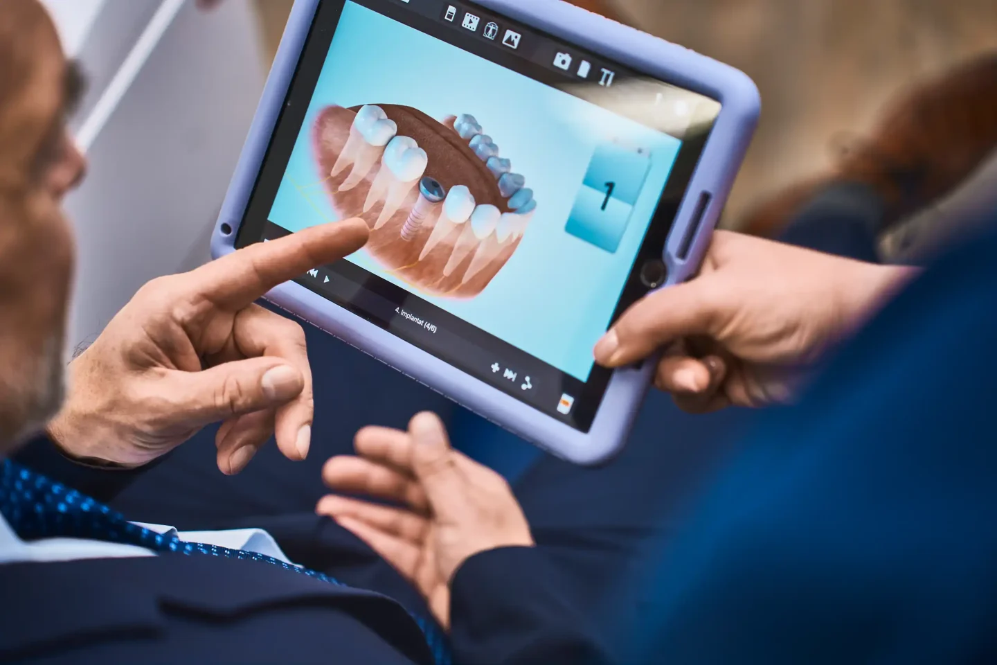 Patient werden Zahnimplantate mit interaktiven Medien auf Tablet erklärt