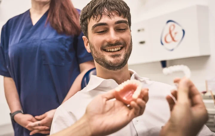Patient bekommt Zahn-Aligner erklärt