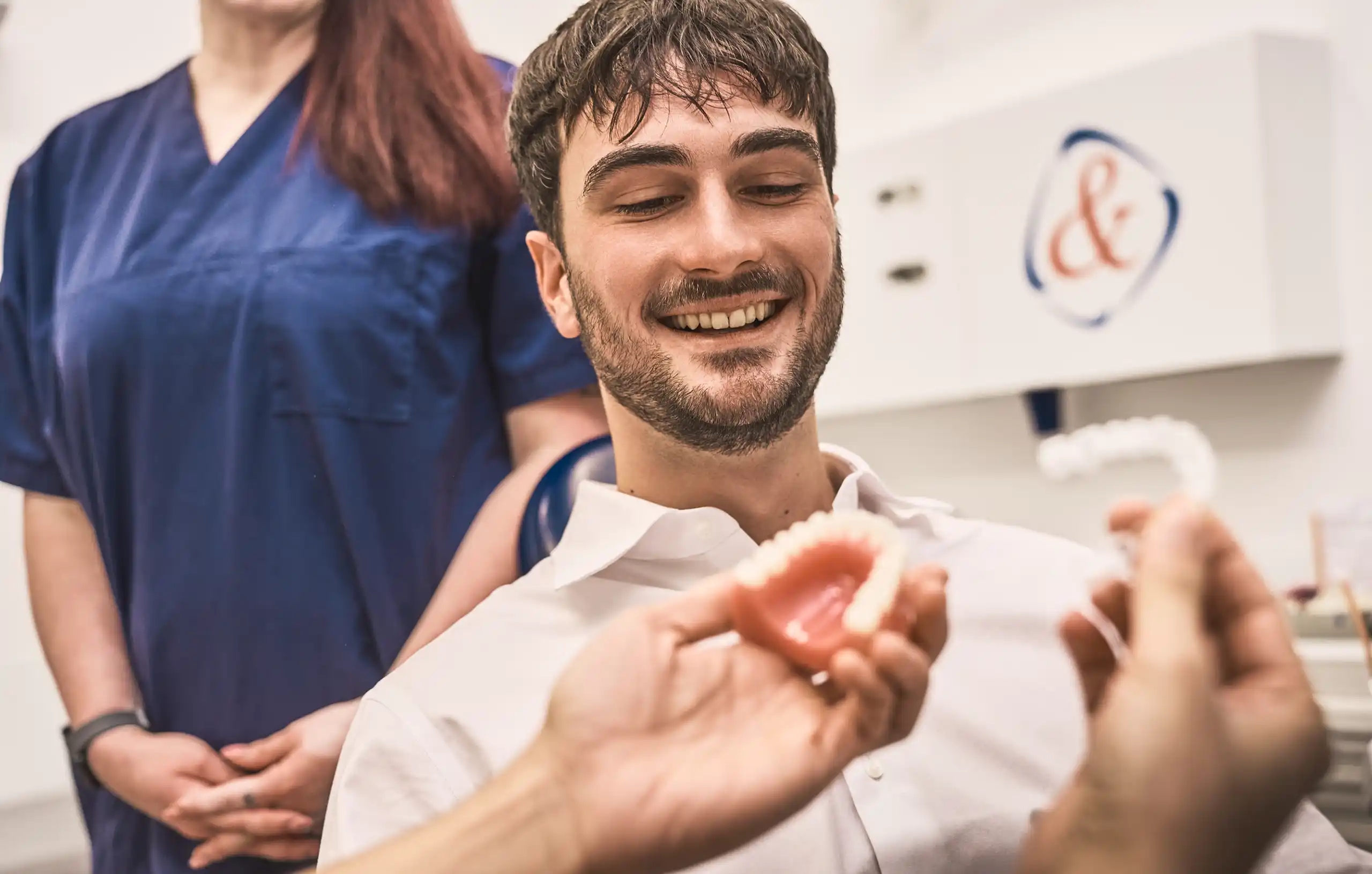 Patient bekommt Zahn-Aligner erklärt