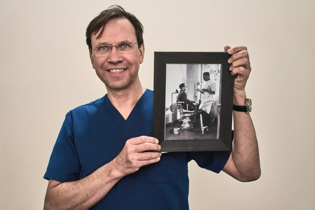 Dr. Sven Kurth mit Familienfot in den Händen