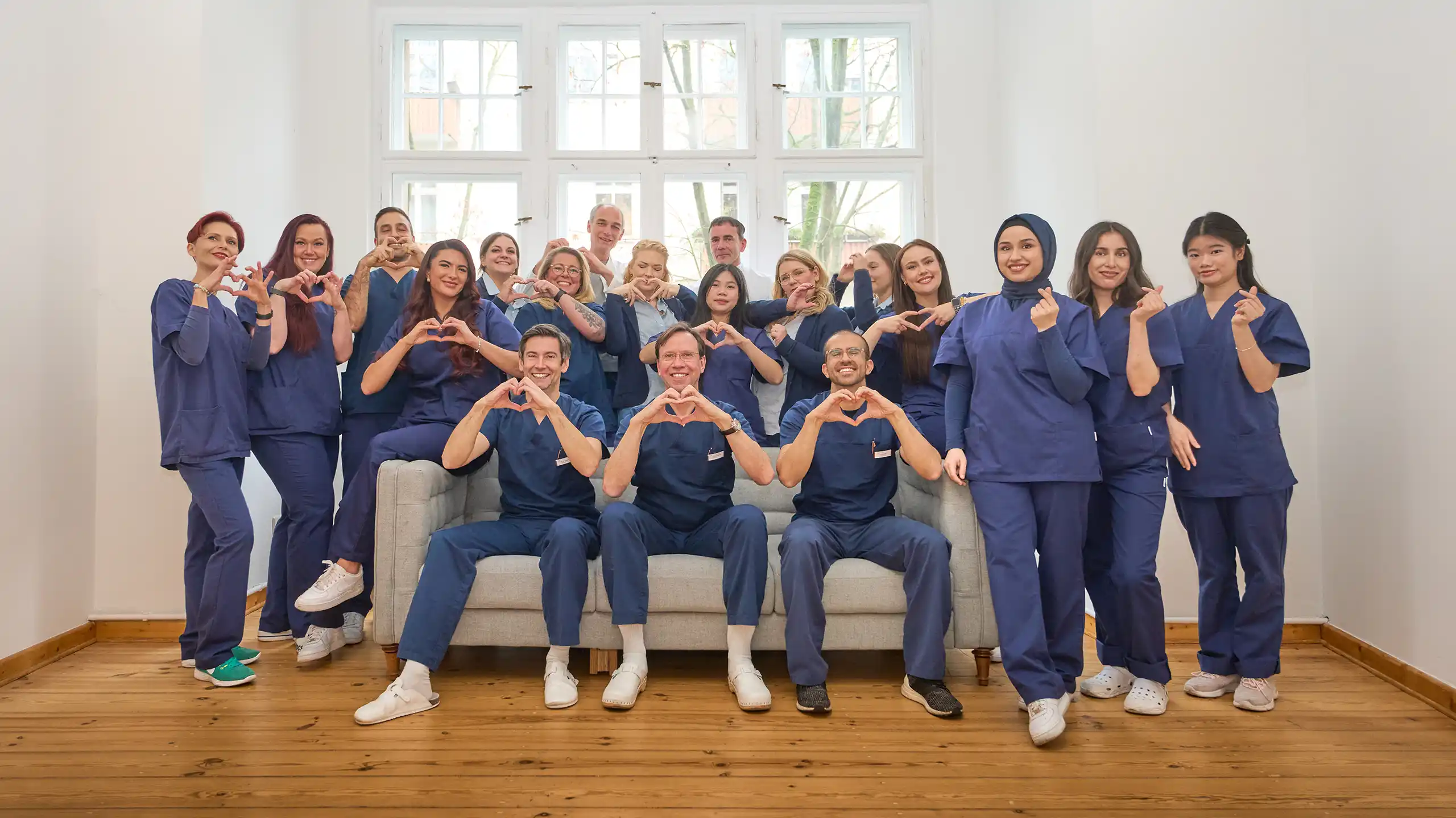 Team von Zahnarzt Dr. Kurth & Partner zeigen ein Herz